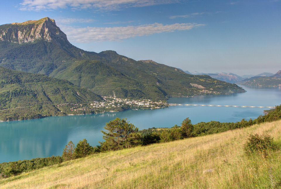 vue dégagée sur Embrun dans les Hautes-Alpes